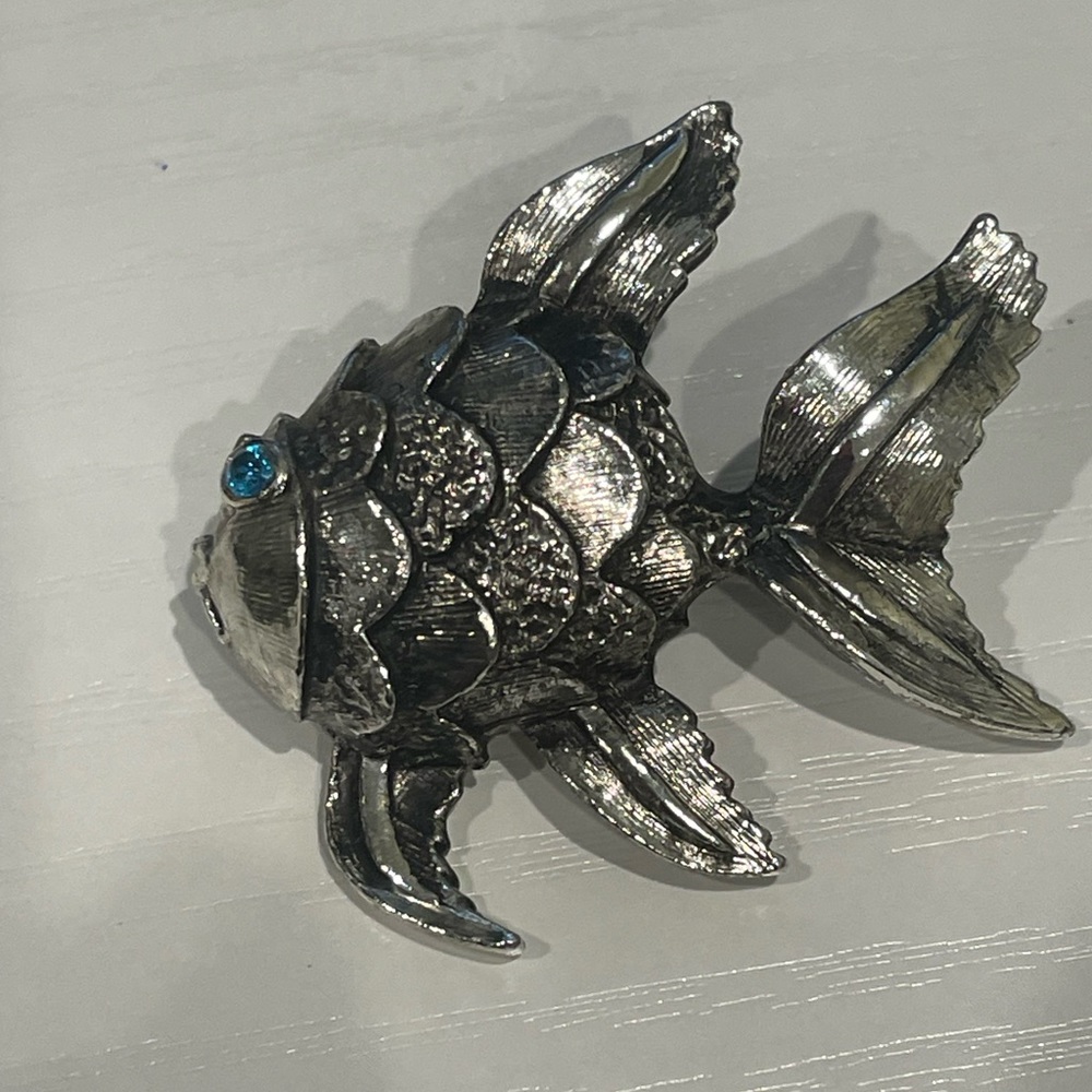 Vintage blue rhinestone eye silver tone fish w scales brooch pin jewelry ocean - Picture 4 of 6